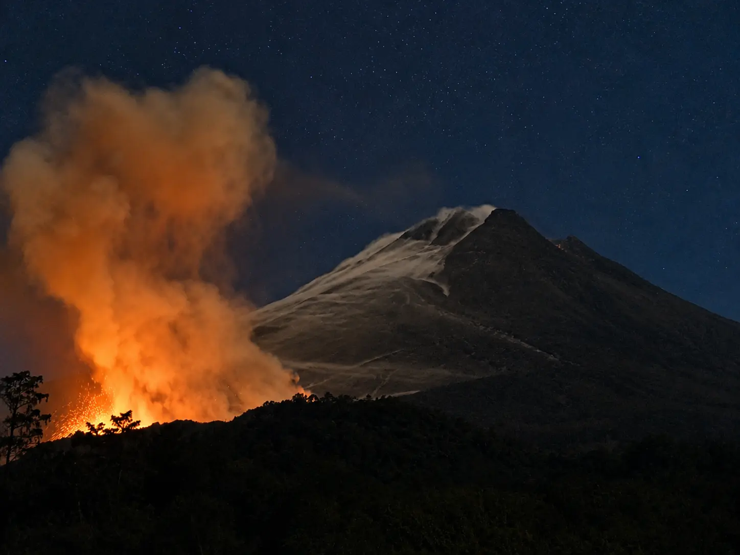 Mount Merapi Sends Hot Cloud 2km as Indonesia Volcano Remains on Alert 52 Mount Merapi releases a hot cloud in Indonesia on August 28, 2026 Caption: Mount Merapi releases a hot cloud that travelled an estimated 2,000 metres on August 28, 2026.