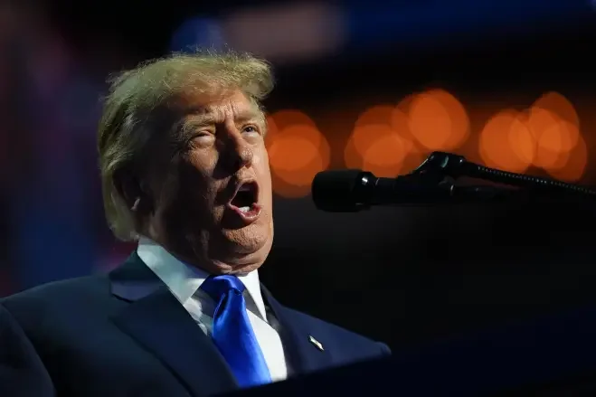 Why Trump Is Calling for 1% Interest Rates While the Federal Reserve Is Moving the Other Way 51 Donald Trump speaking at a public appearance, illustrating his calls for the Federal Reserve to lower interest rates.